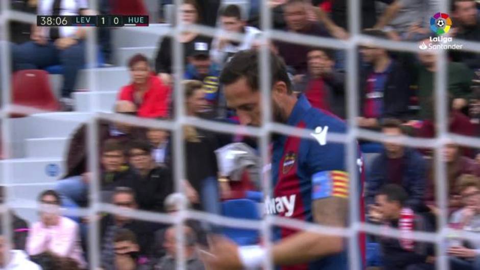 La gran parada de Santamaría en el Levante 2-2 Huesca