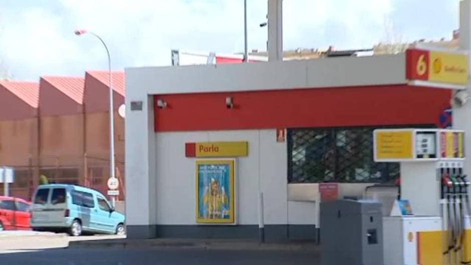 Un joven rumano de 21 años embiste a dos coches patrulla tras robar un coche y circular varios kilómetros con una pareja secuestrada