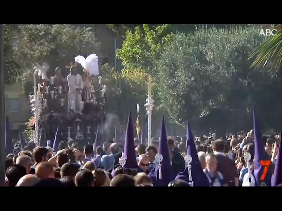 Salida del Señor de Pino Montano desde su parroquia de San Isidro Labrador