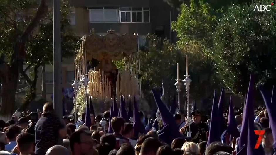 Emocionante salida de la Virgen del Amor de Pino Montano