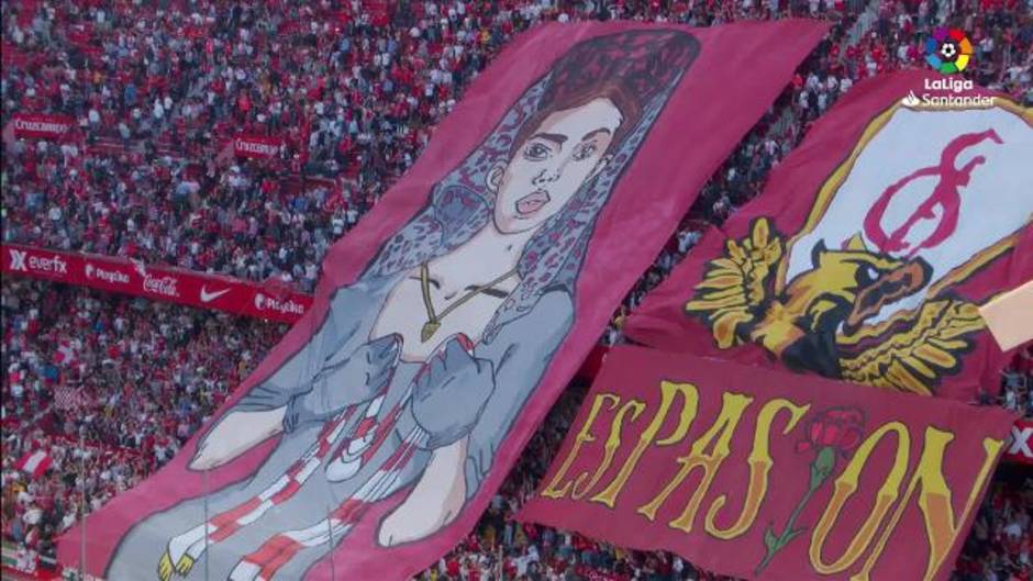 Tifo desplegado por la afición del Sevilla antes del derbi ante el Betis