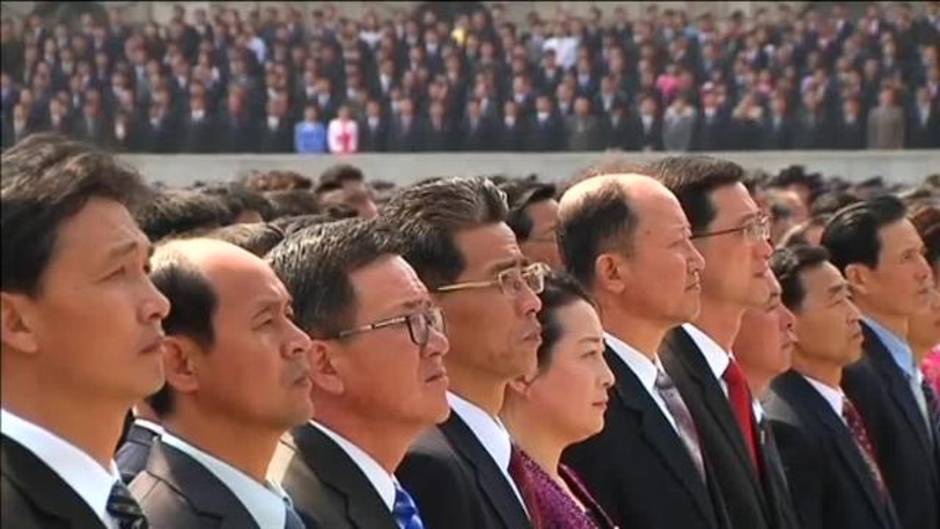 Macro desfile en Pyongyang para celebrar la reelección de Kim Jong Un