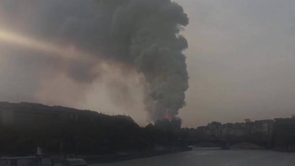 La Catedral de Notre Dame de París, en llamas