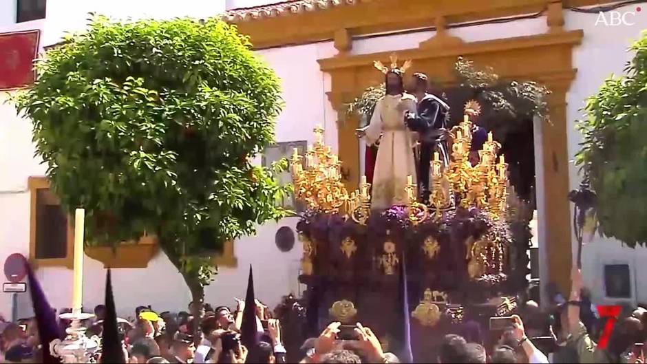 Así ha sido la salida del Misterio de la Redención este Lunes Santo en Sevilla