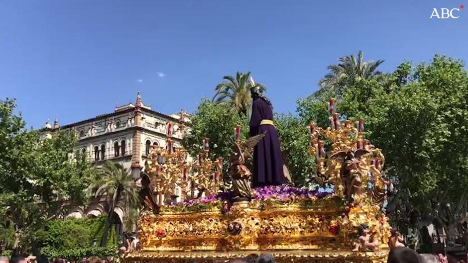 Nuestro Padre Jesús Cautivo de Santa Genoveva a su paso por San Telmo con la luz del medio día