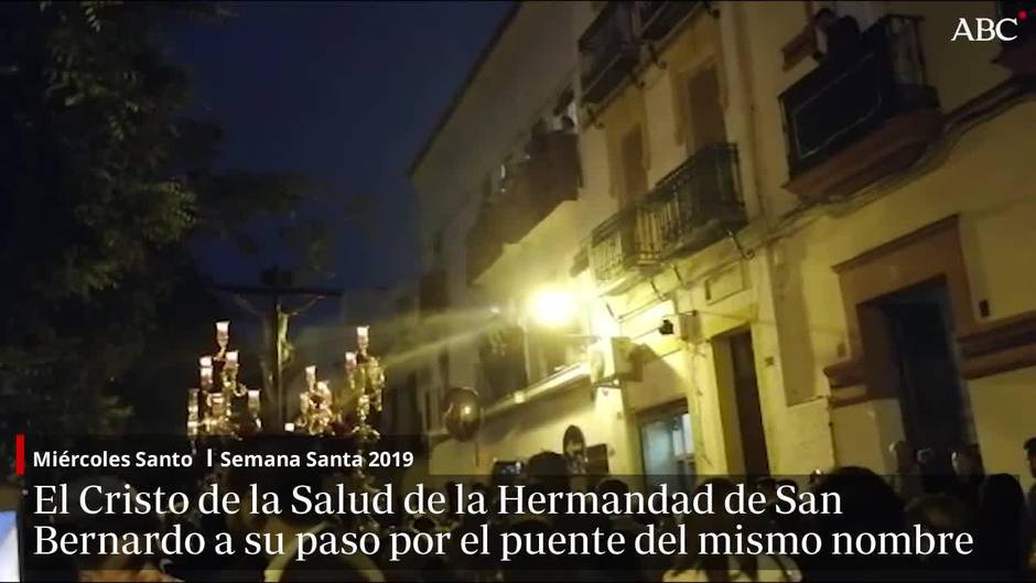 El Cristo de la Salud de la Hermandad de San Bernardo a su paso por el puente de su mismo nombre