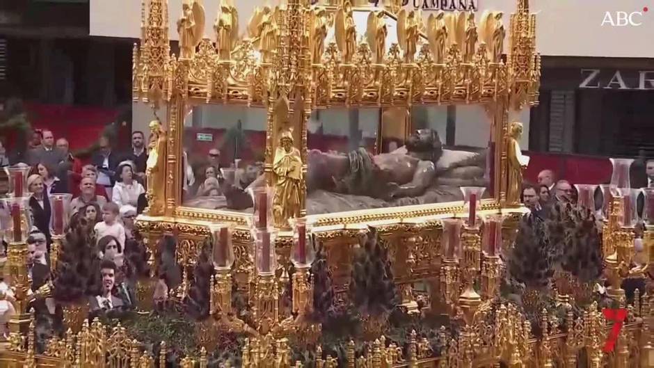 La Canina y el Cristo Yaciente a su paso por la Campana