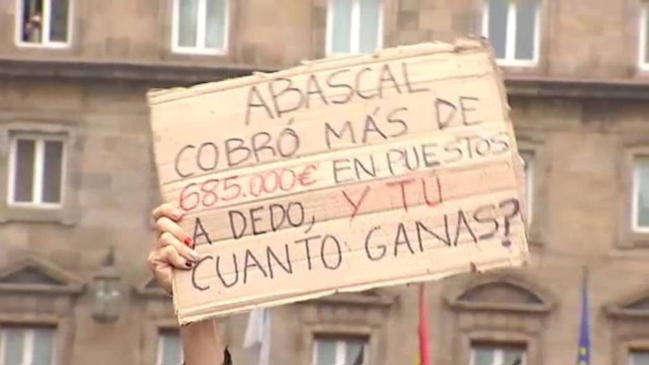 Manifestantes antifascistas reciben a Abascal en A Coruña con el "culo al aire"