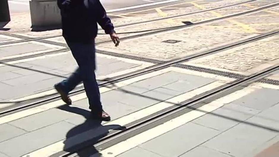 Un policía salva la vida a una mujer cuando iba a ser arrollada por un tren