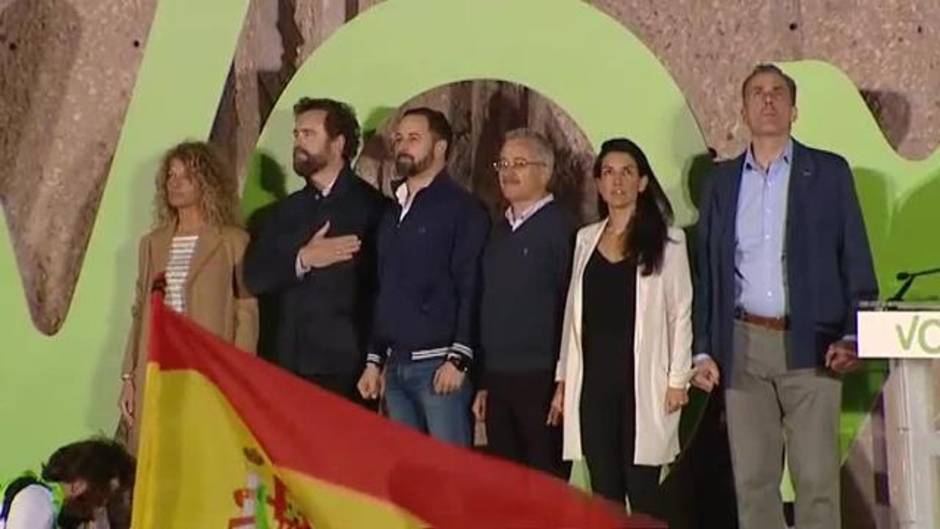 El himno de España y una descarga de fuegos artificiales cierran la campaña de Vox en la Plaza de Colón