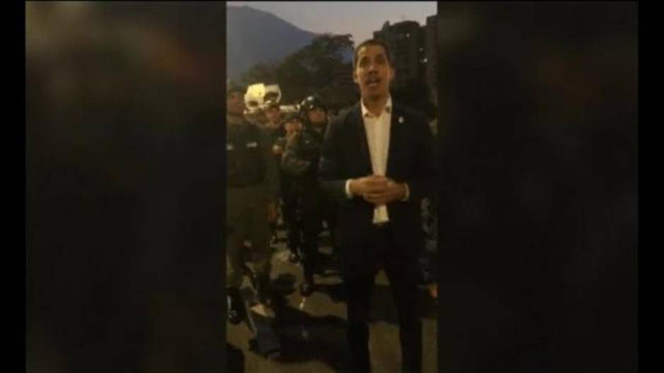 Guaidó llama a militares y ciudadanos a un levantamiento contra Maduro