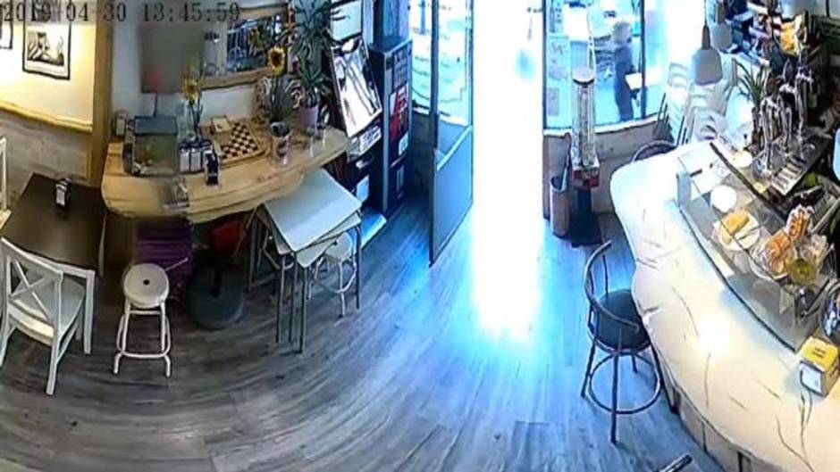 Una mujer roba de un bolso el dinero para pagar el alquiler de un bar