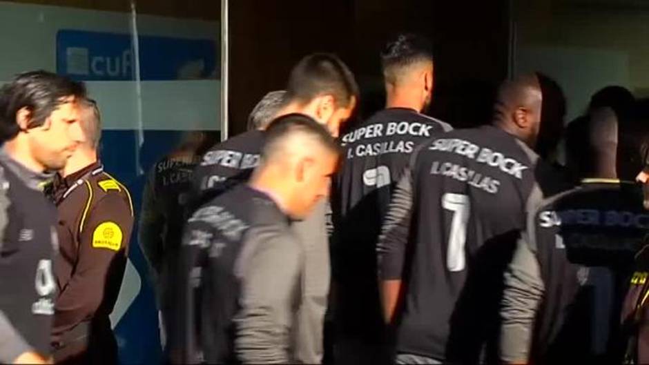 La plantilla del Oporto llega al hospital con la camiseta de Casillas