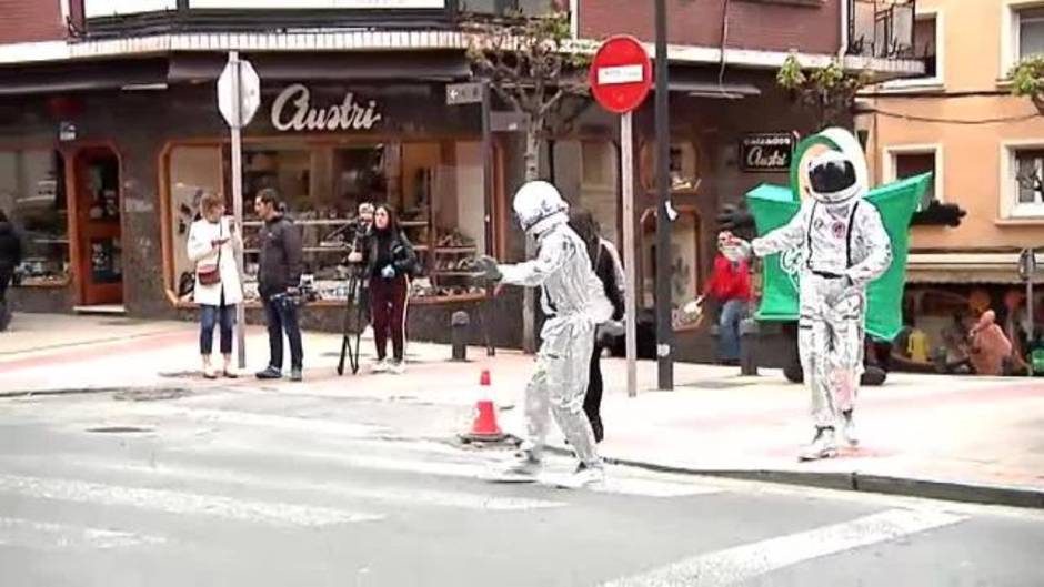 Una singular pareja de astronautas 'aterriza' en Sestao para irse de compras