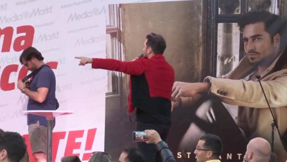 Bustamante reconoce que Yana Olina suele acompañarle a los conciertos