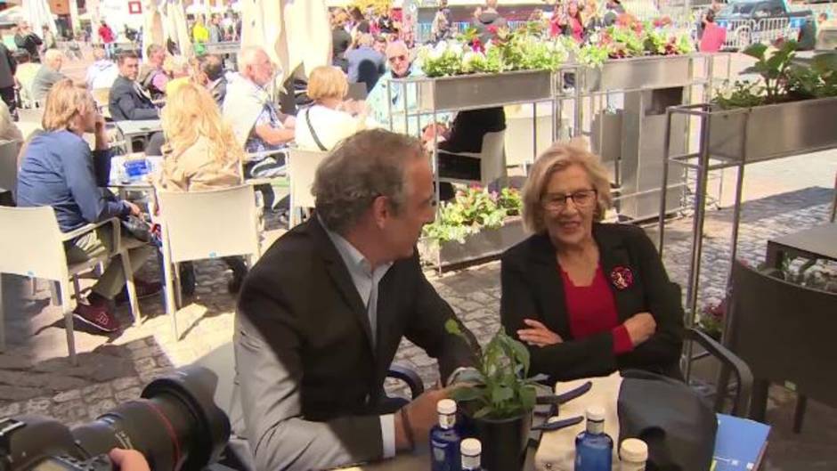 Carmena estrena las nuevas terrazas de la Plaza Mayor