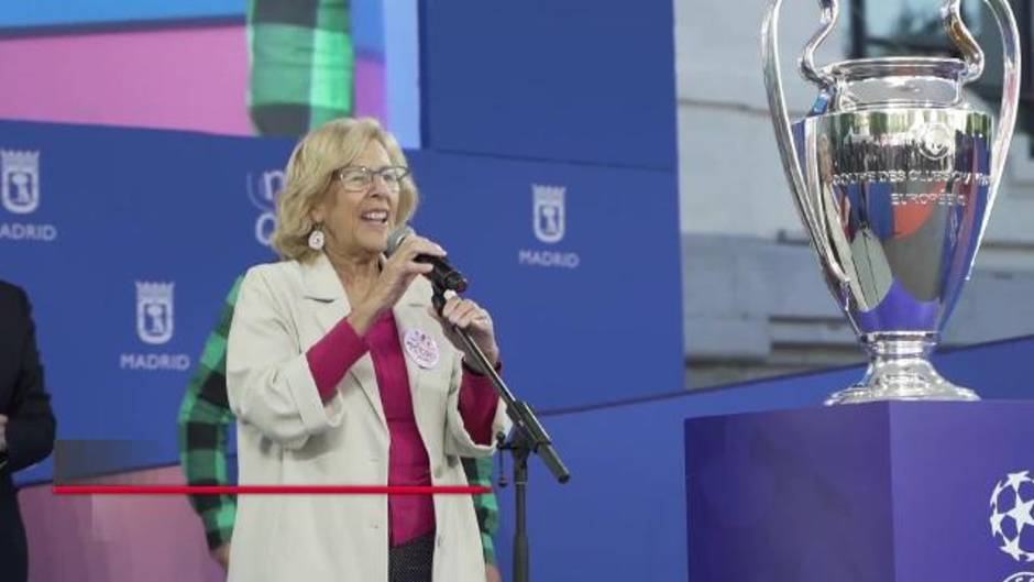 Carmena recibe en Madrid la copa de la Champions League