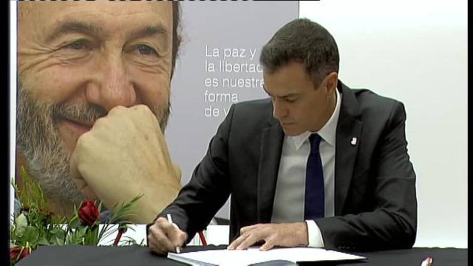 Sánchez firma el libro de condolencias tras la muerte de Rubalcaba