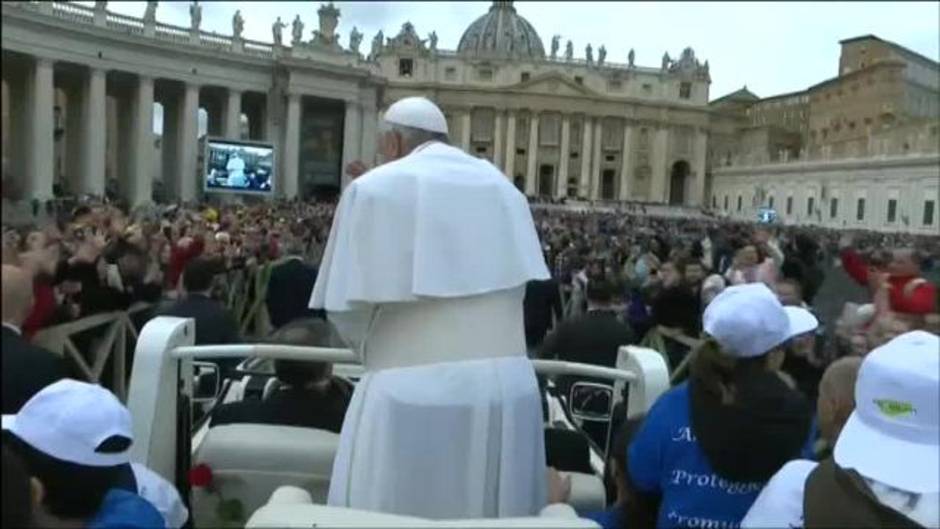El Papa Francisco monta en el papamóvil a ocho niños refugiados