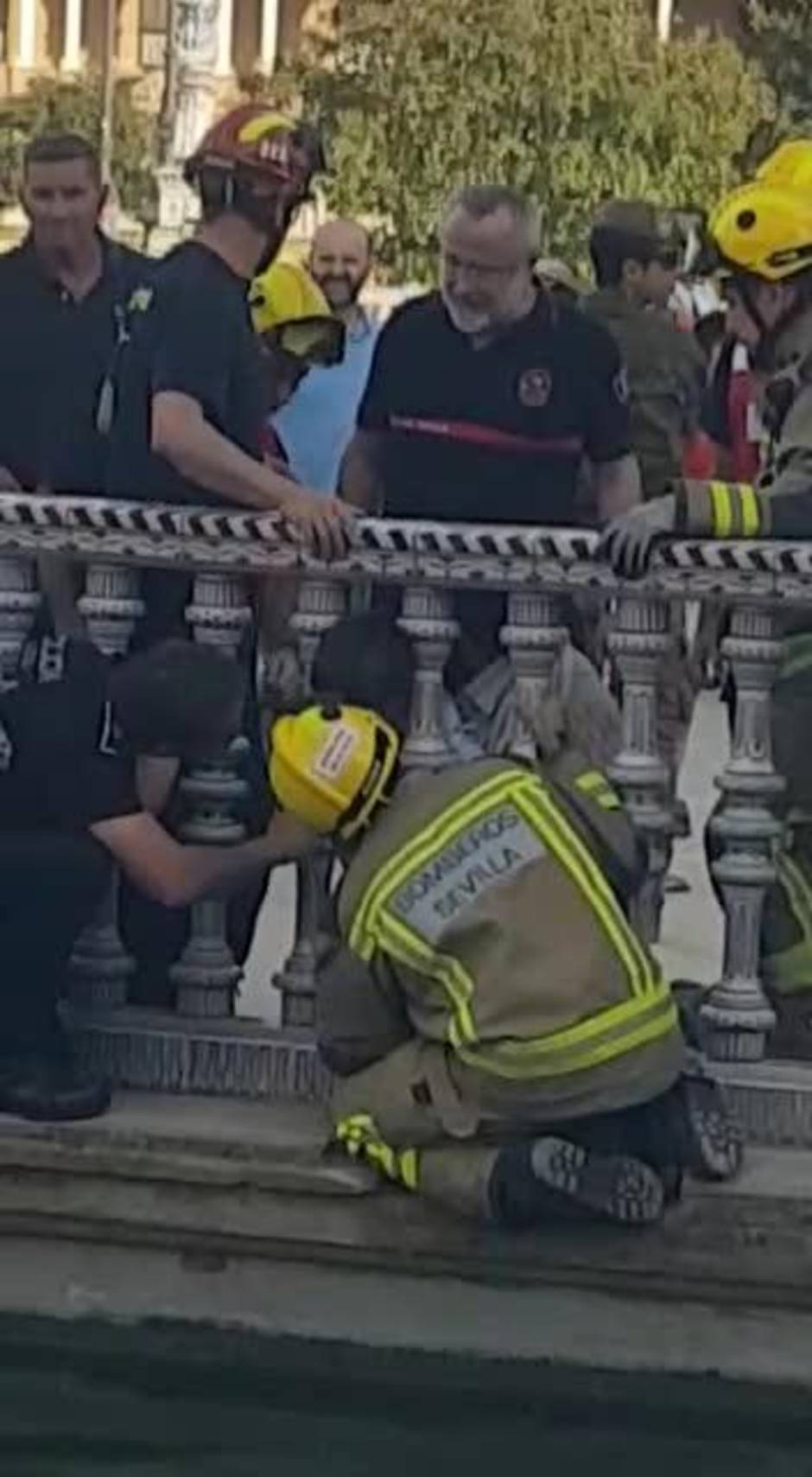 Un menor queda atrapado en los barrotes de la Plaza de España