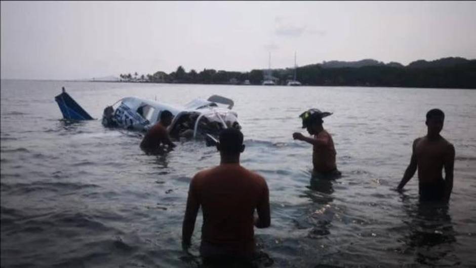 Mueren cinco turistas tras estrellarse su avioneta privada en el mar en Honduras