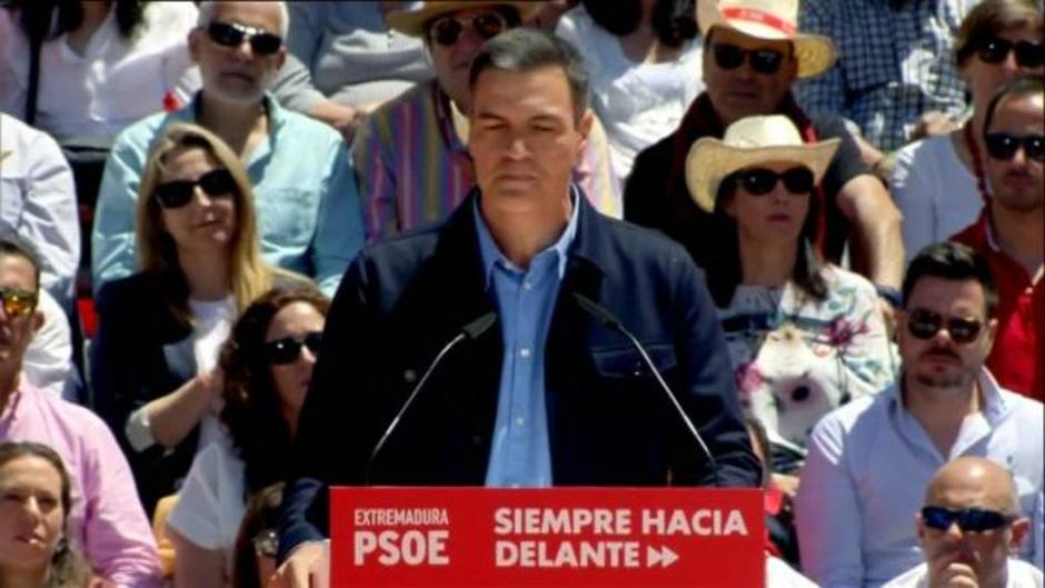 Sánchez llama a sacar "tarjeta roja" a las tres derechas