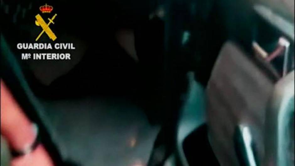 Cuatro inmigrantes, entre ellos una menor, acceden a Melilla escondidos en el salpicadero de varios vehículos