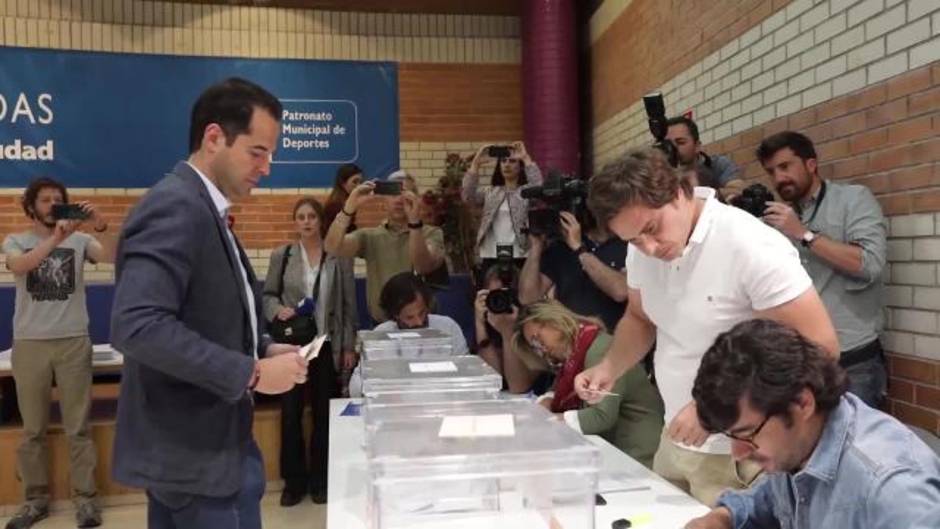 Aguado vota en Alcobendas