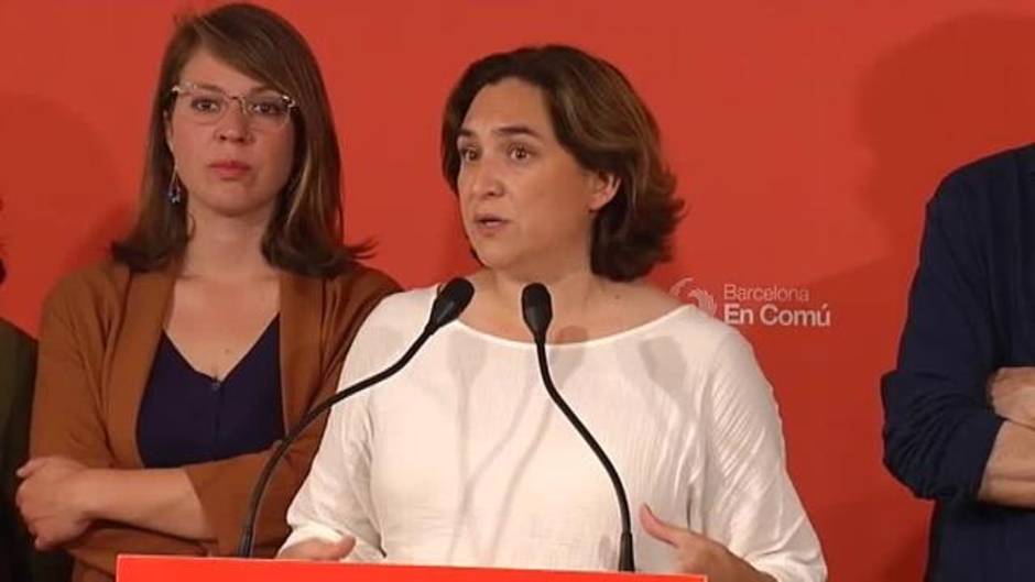 Colau anuncia conversaciones con ERC y PSC para un gobierno "progresista" en Barcelona