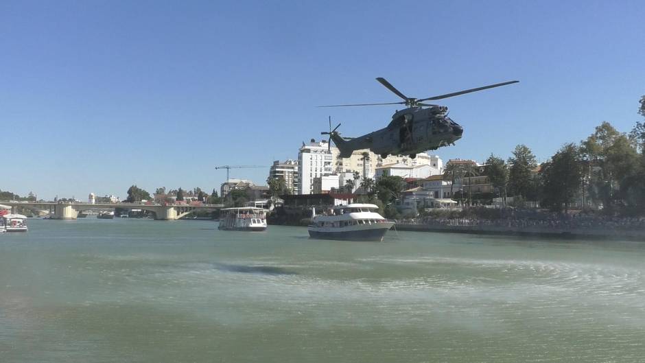 Espectacular despligue militar en el río Guadalquivir en una operación de rescate