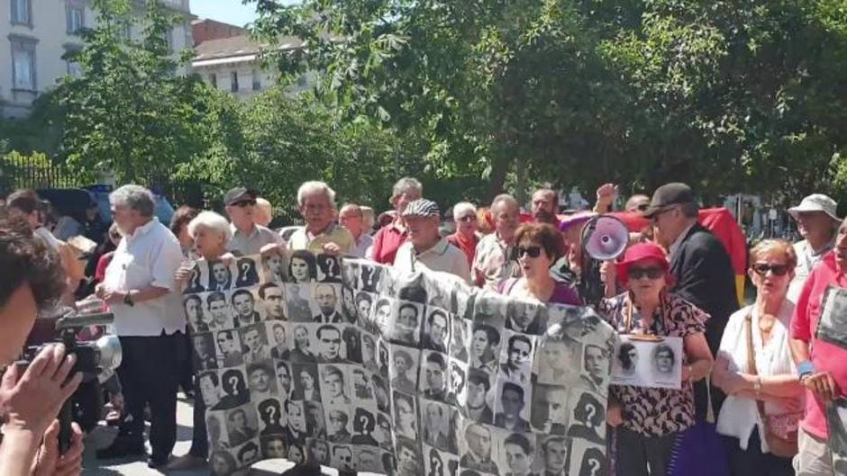 La plataforma 'Ni Valle ni Almudena' se concentra frente al Supremo