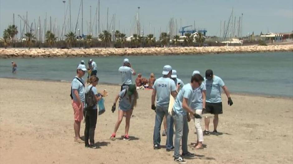 Jesús Calleja anima a los españoles a votar por su playa favorita para limpiarla de plásticos