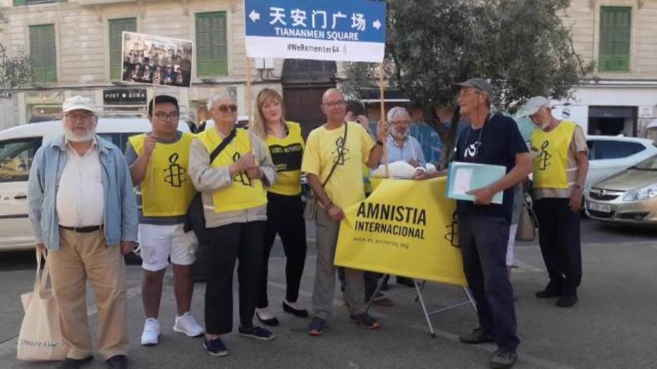 Unas diez personas acuden a la manifestación de AI para recordar la masacre de Tiananmen