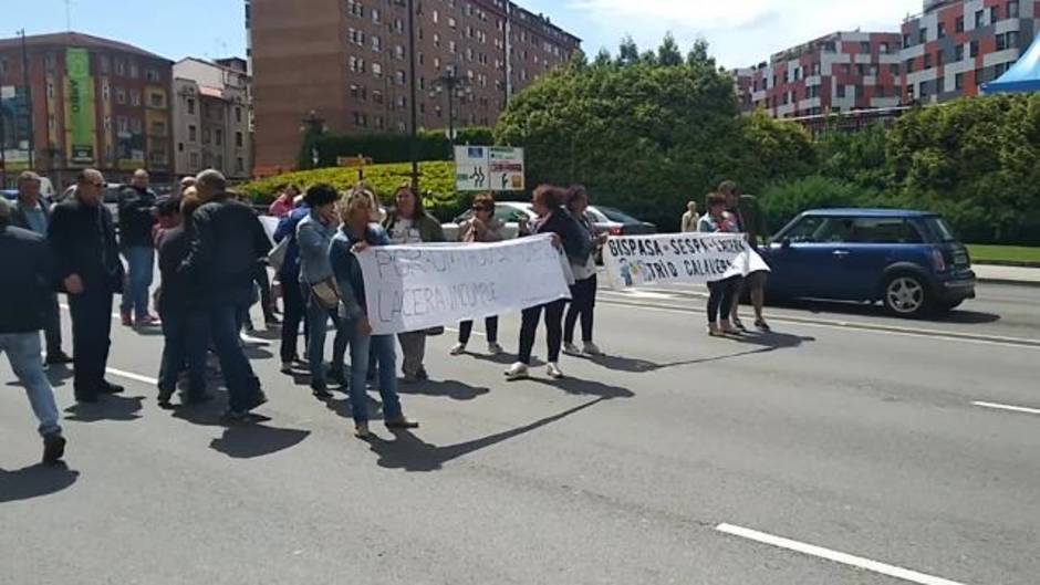 Trabajadores de la limpieza del HUCA cortan una calle en Oviedo