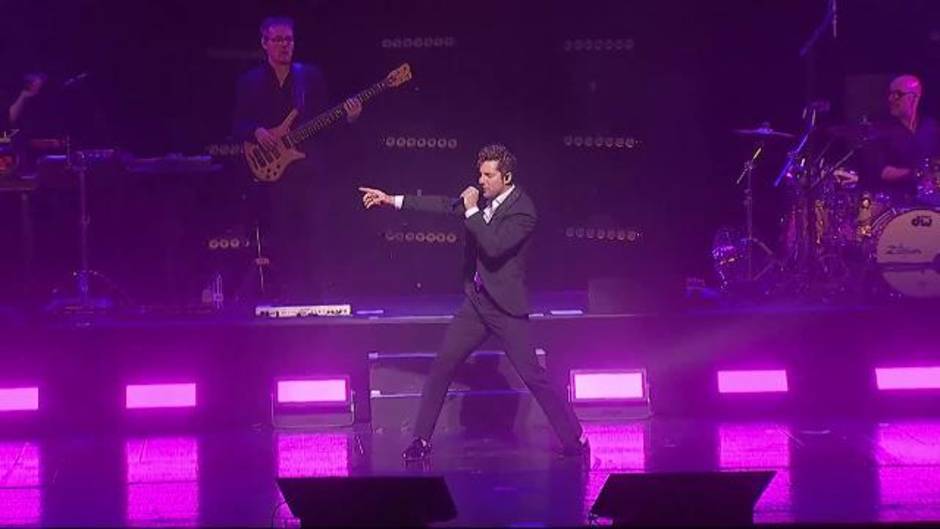 David Bisbal celebra su cumpleaños cantando en el Teatro Real