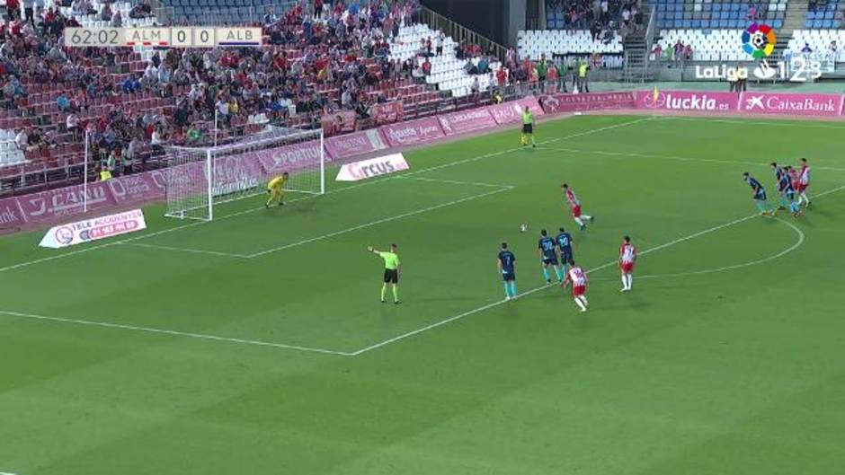 LaLiga 123 | Álvaro Giménez transforma el penalti en el primer tanto del partido UD Almería 3 - 0 Albacete