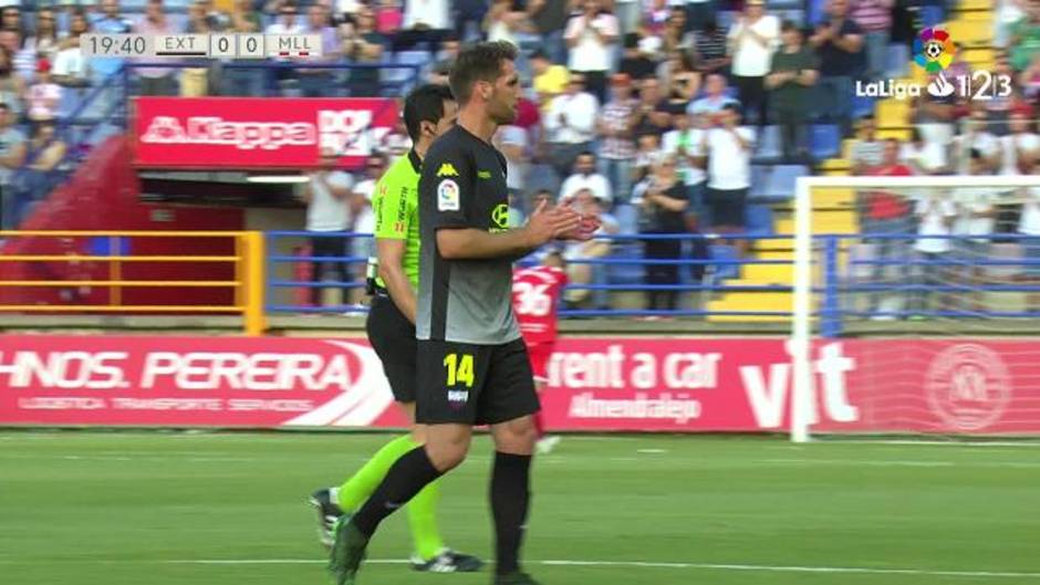 Aplausos en Almendralejo en el minuto 19 (dorsal de Reyes)