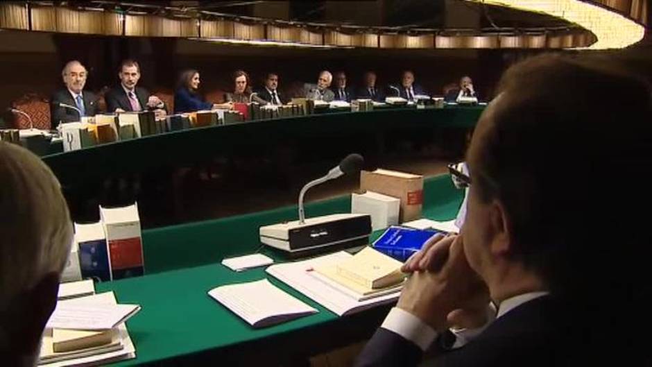 Los Reyes presiden el Pleno de la Real Academia Española