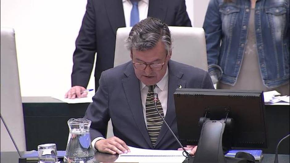 Carmena entrega el bastón de poder a Almeida