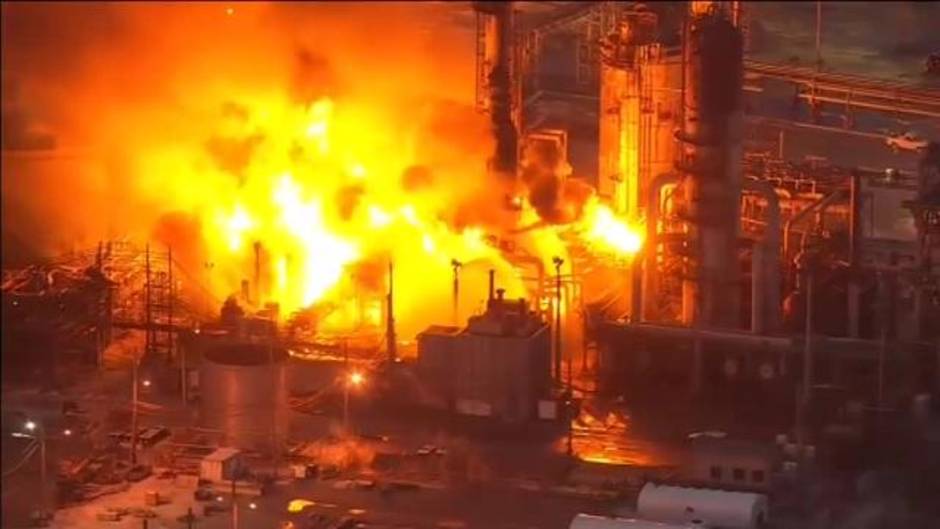 Violenta explosión en la mayor refinería del este de Estados Unidos