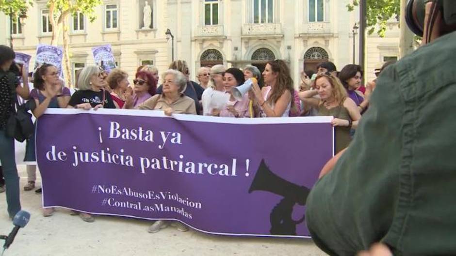 Decenas de personas celebran ante el Supremo la sentencia de La Manada