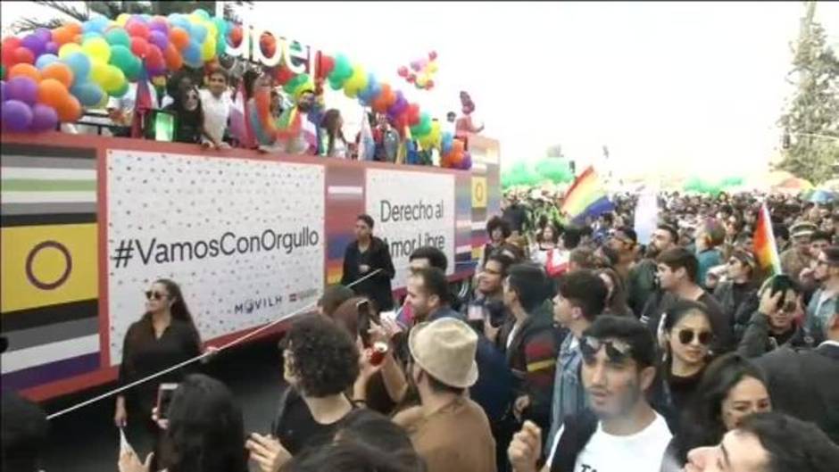 Miles de personas participan en Chile en la manifestación del Orgullo LGTBi