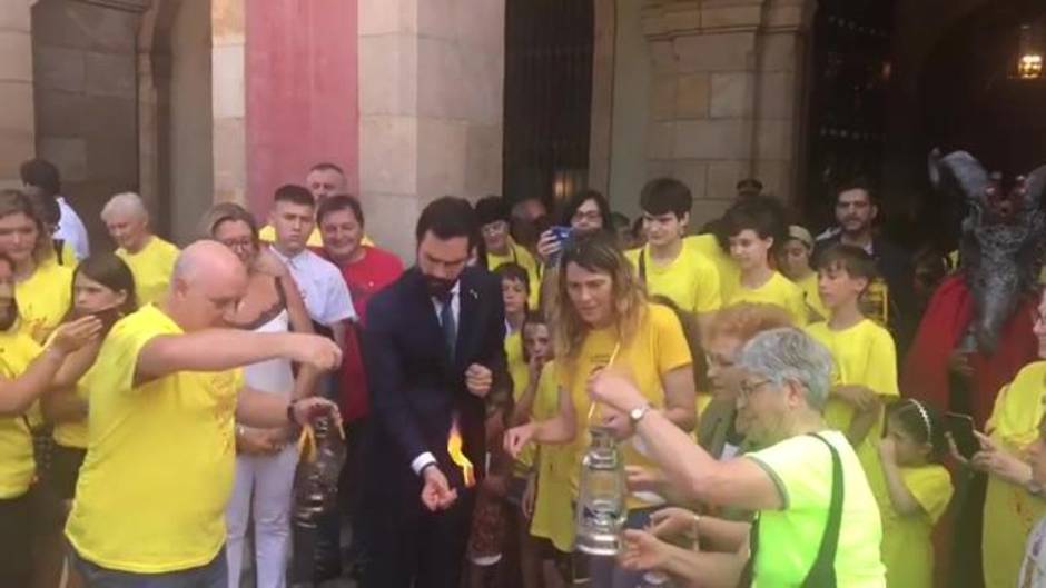 El Parlament recibe la Flama del Canigó