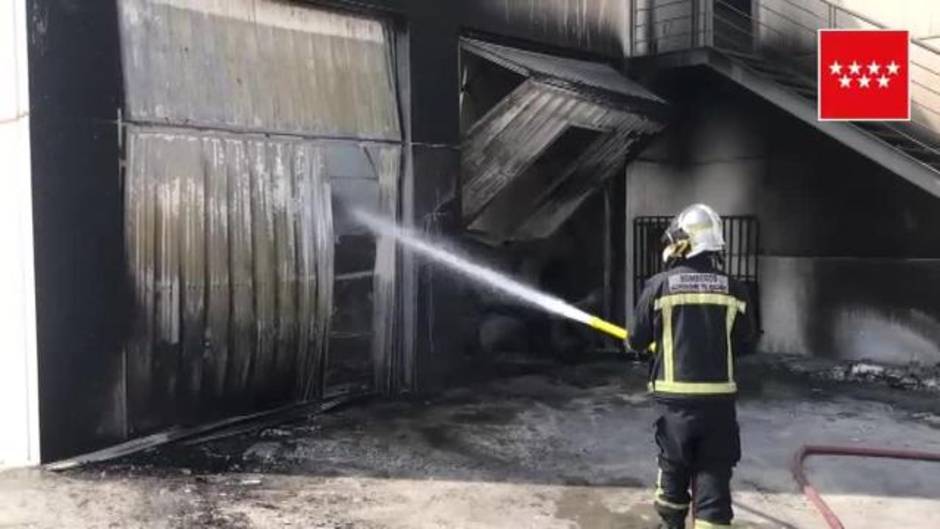 Aparatoso incendio sin daños personales en una nave industrial de Alcalá de Henares