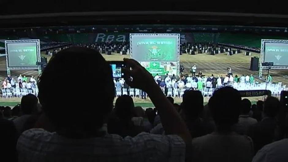 El Betis rinde homenaje a sus socios más antiguos