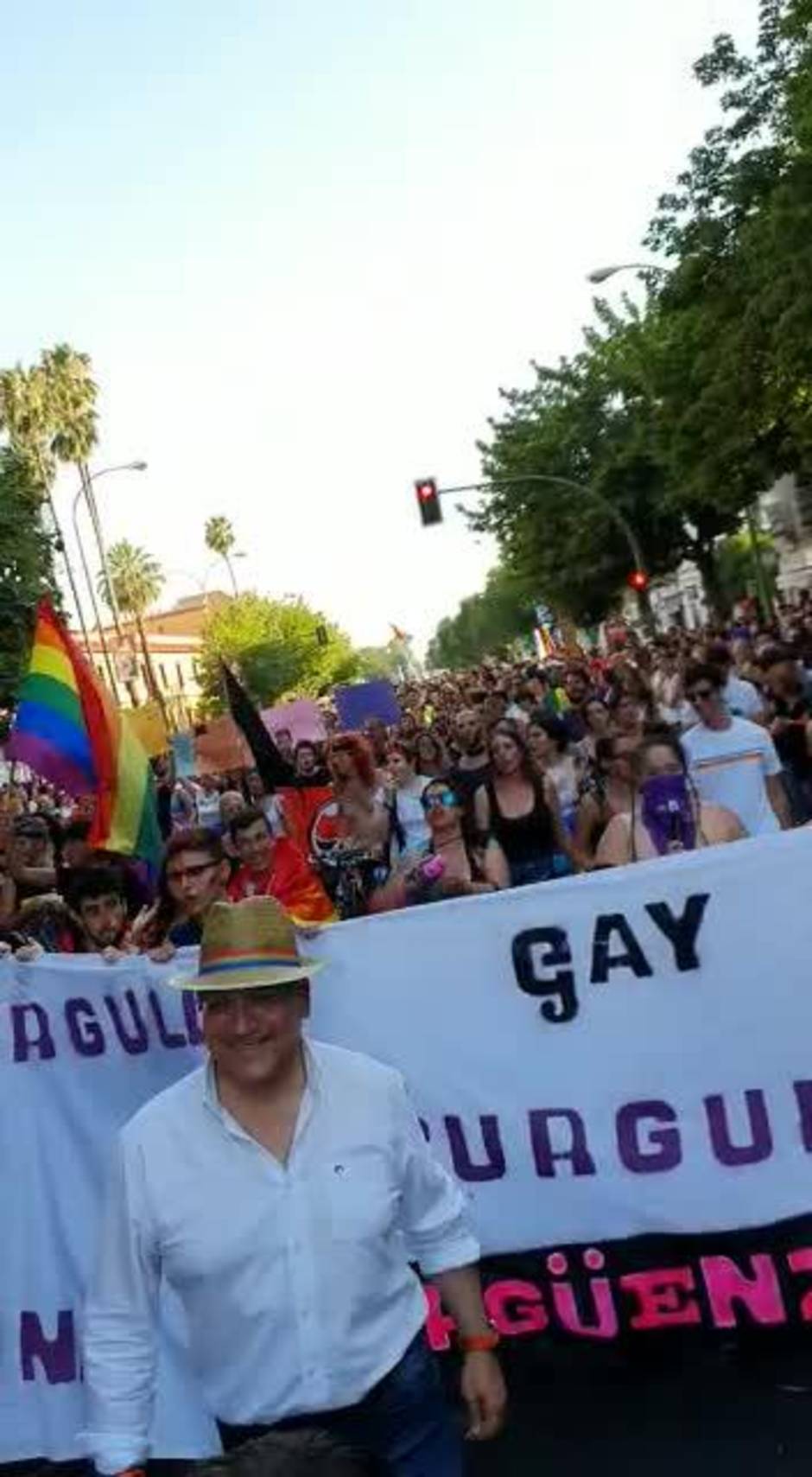 Arrojan pintura a los líderes de Ciudadanos en la cabalgaga del orgullo gay