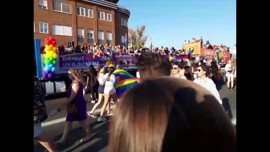 La cabalgata del orgullo gay recorre Sevilla al grito de «50 años en lucha»