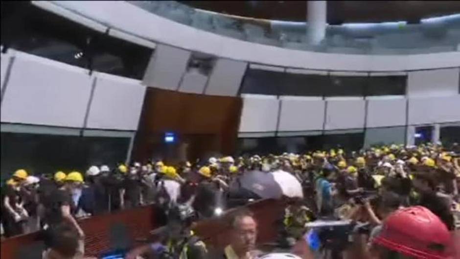 Manifestantes consiguen entrar y tomar el Parlamento de Hong Kong en el plena oleada de protestas