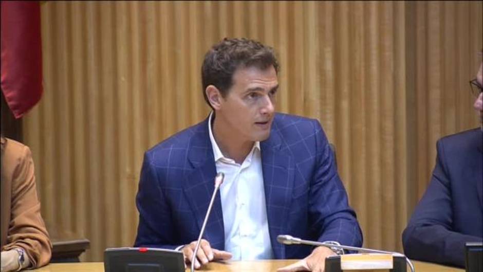 Rivera pide a Sánchez que no confunda su papel con el del jefe del Estado