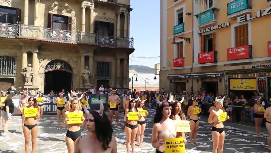 PETA y AnimaNaturalis reclaman en Pamplona la abolición de la tauromaquia